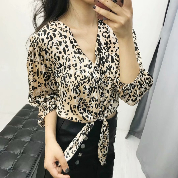 Modern női ing leopárd mintával és fűzővel