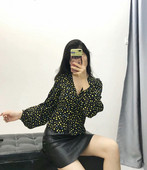 Női hosszú ujjú ing és gombok fekete színben mintával