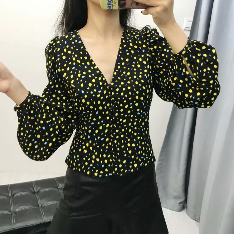 Női hosszú ujjú ing és gombok fekete színben mintával