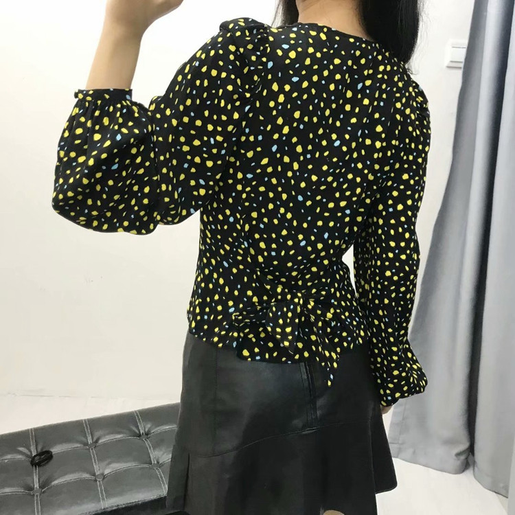 Női hosszú ujjú ing és gombok fekete színben mintával