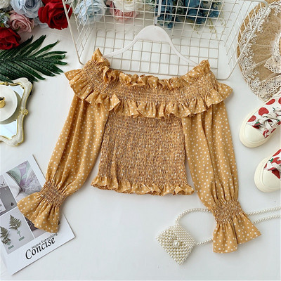 Női pöttyös blúz csupasz vállal, több színben