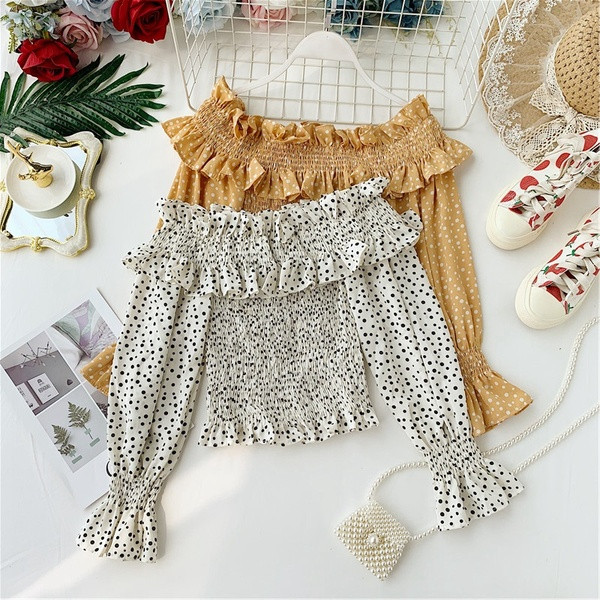 Női pöttyös blúz csupasz vállal, több színben