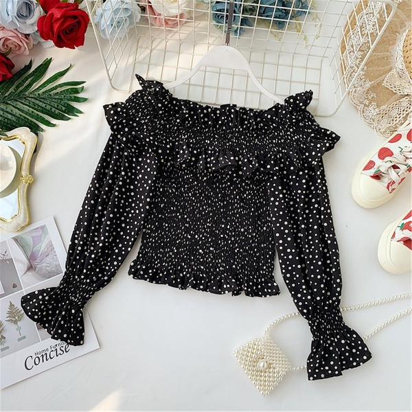 Női pöttyös blúz csupasz vállal, több színben