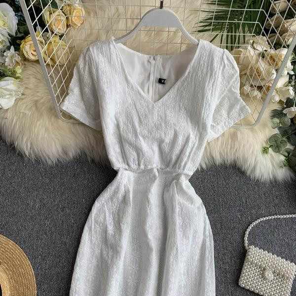 Hosszú, fehér, rövid ujjú női ruha