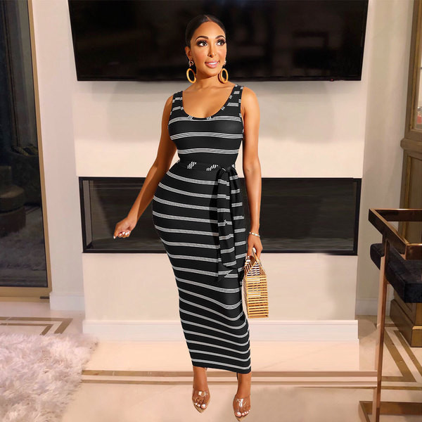 Rochie casual de dama cu decolteu O in alb si negru