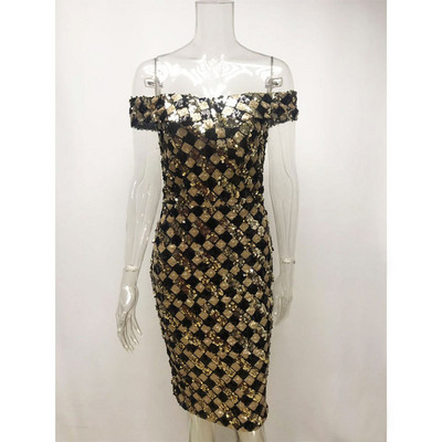 Stílusos női ruha ejtett ujjakkal, arany színű flitterekkel