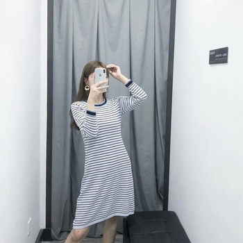 Vékony kötésből készült női csíkos ruha
