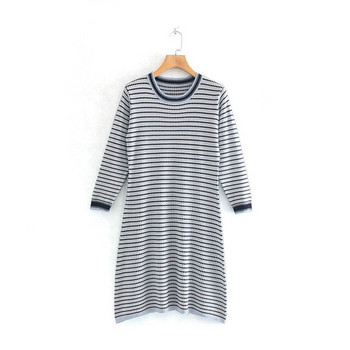 Vékony kötésből készült női csíkos ruha