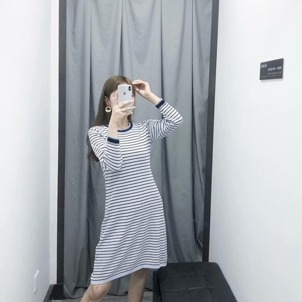 Vékony kötésből készült női csíkos ruha