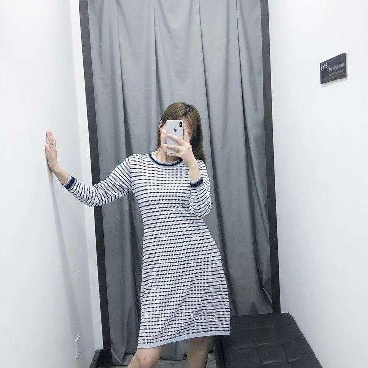 Vékony kötésből készült női csíkos ruha