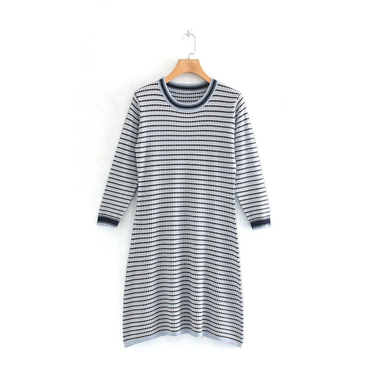 Vékony kötésből készült női csíkos ruha