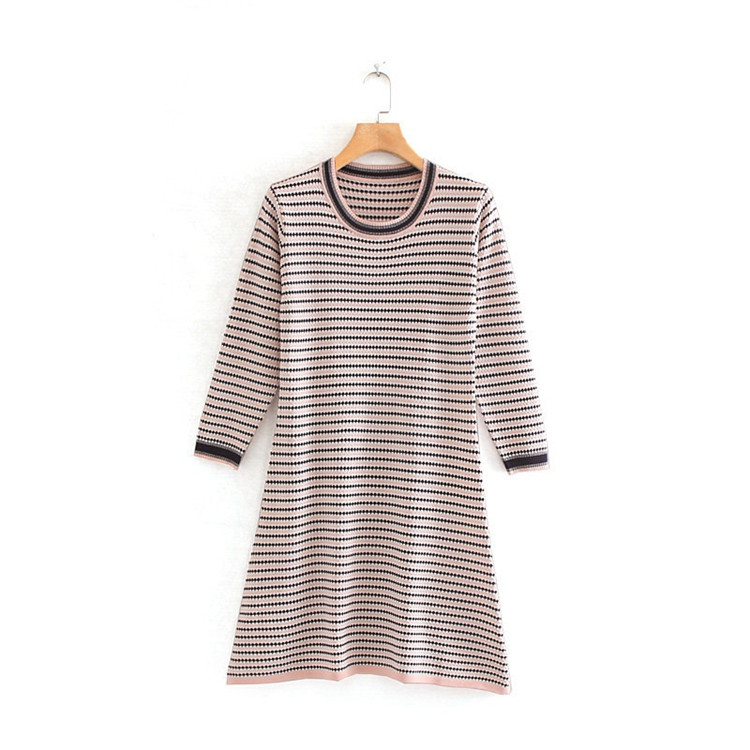 Vékony kötésből készült női csíkos ruha