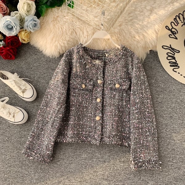 Stílusos női rövid kabát gombokkal