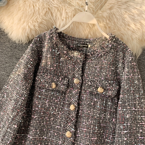 Stílusos női rövid kabát gombokkal