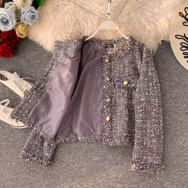 Stílusos női rövid kabát gombokkal