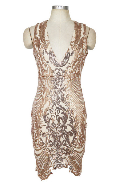 Elegáns női ruha csupasz háttal és mély nyakkivágással