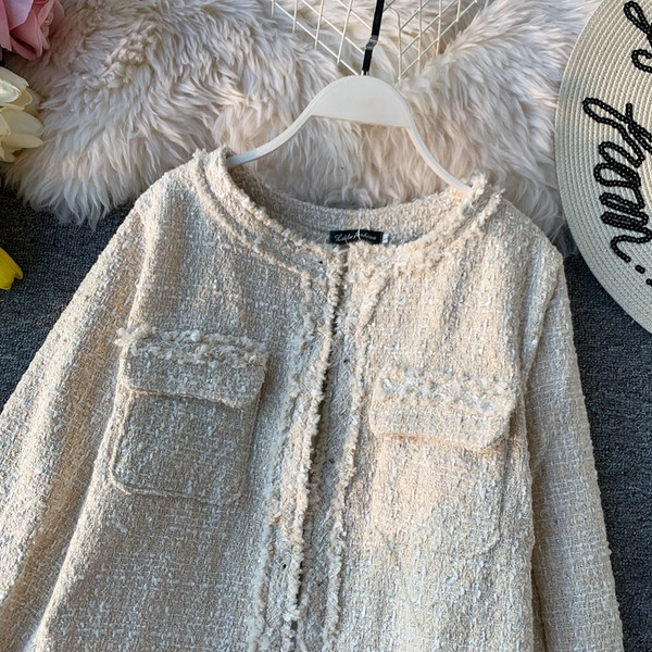 Palton scurt de dama cu buzunare de culoare deschisa