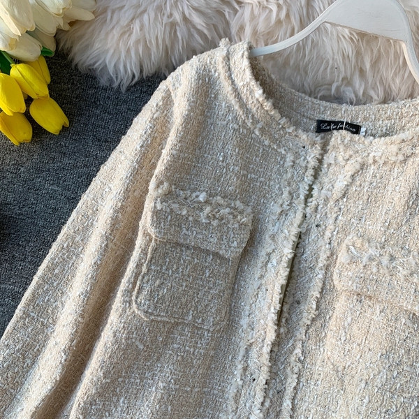 Palton scurt de dama cu buzunare de culoare deschisa