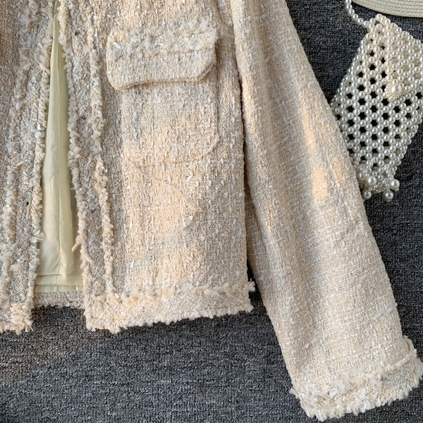 Palton scurt de dama cu buzunare de culoare deschisa