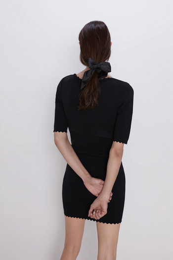 Rochie scurtă în formă de negru