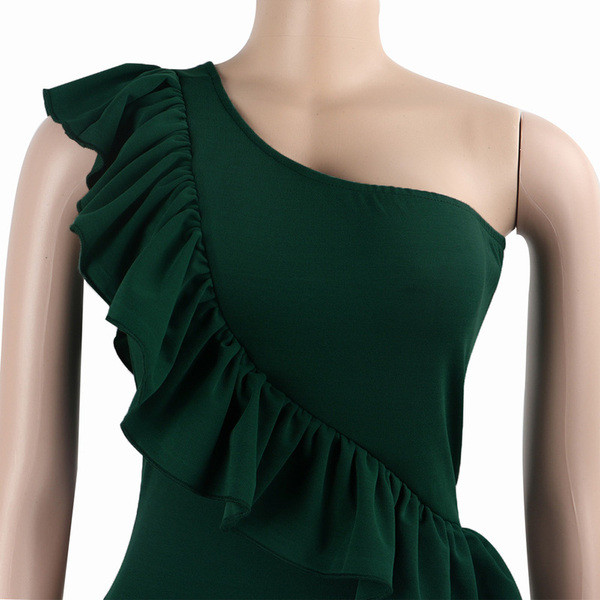 Elegáns női ruha egy pánttal, zöld színben