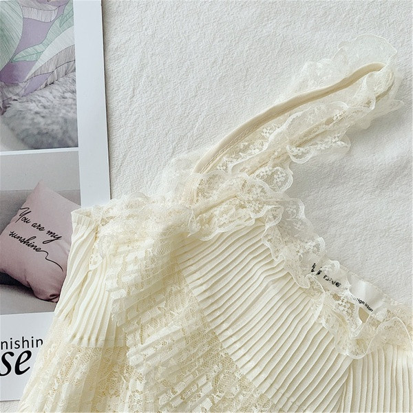 Maieu modern de dama cu dantela de culoare deschisa