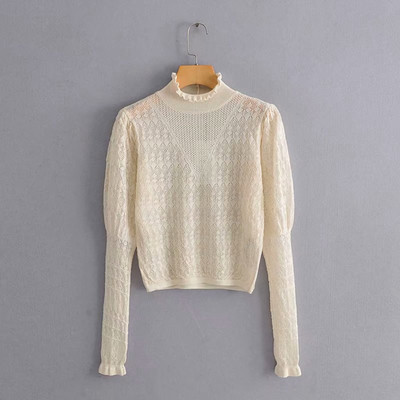 Vékony pulóver magas gallérral és hosszú ujjal