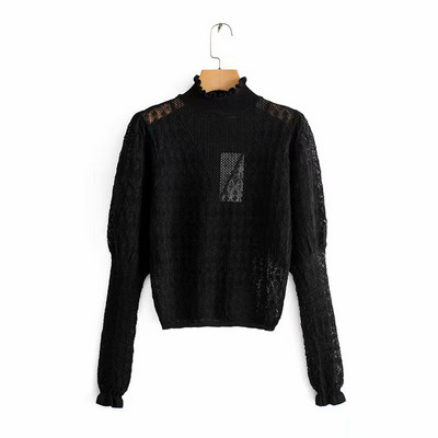 Vékony pulóver magas gallérral és hosszú ujjal