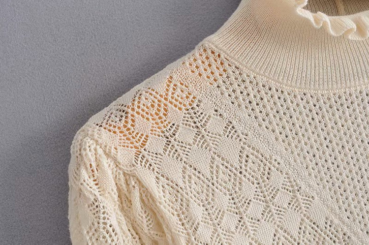 Vékony pulóver magas gallérral és hosszú ujjal