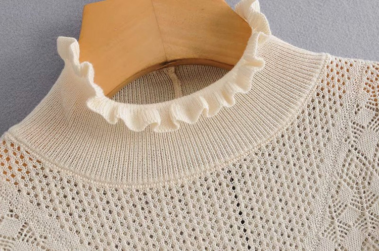 Vékony pulóver magas gallérral és hosszú ujjal