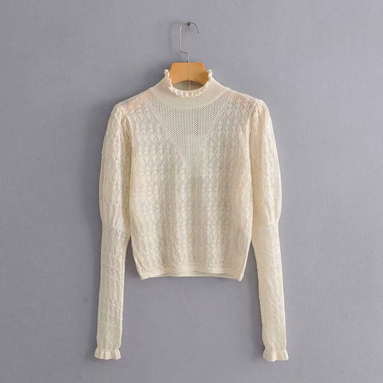 Vékony pulóver magas gallérral és hosszú ujjal