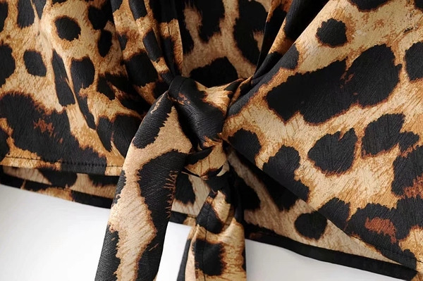 Cămașă modernă de damă cu model animal și mâneci lotus