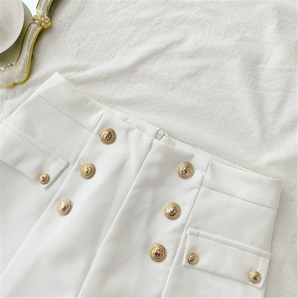 Pantaloni scurți eleganti de damă cu decor metalic în alb și negru