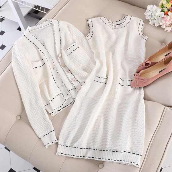 Set elegant pentru femei, care include un cardigan și o rochie alb-negru