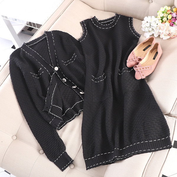 Set elegant pentru femei, care include un cardigan și o rochie alb-negru