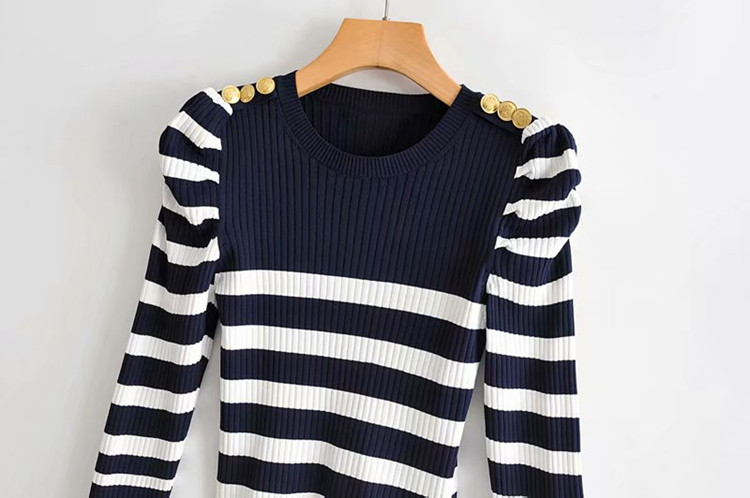 Pulover cu nasturi in dungi - model montat