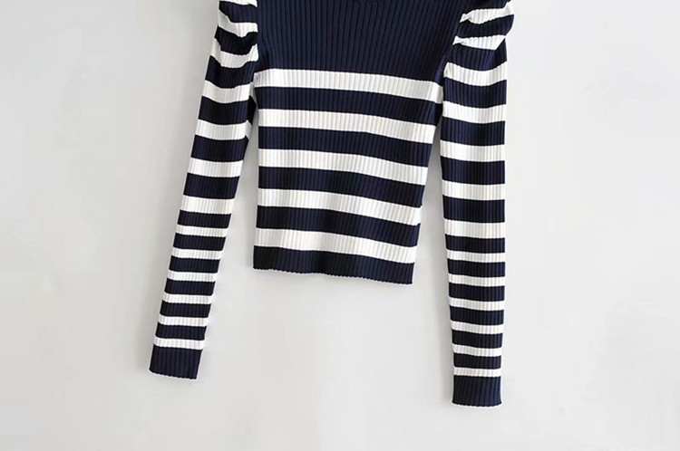 Pulover cu nasturi in dungi - model montat