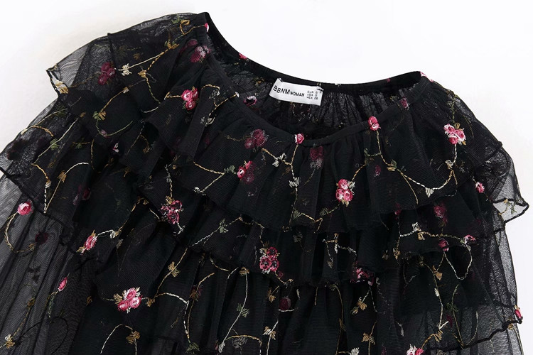 Fekete tüll blúz hímzéssel és hosszú ujjal