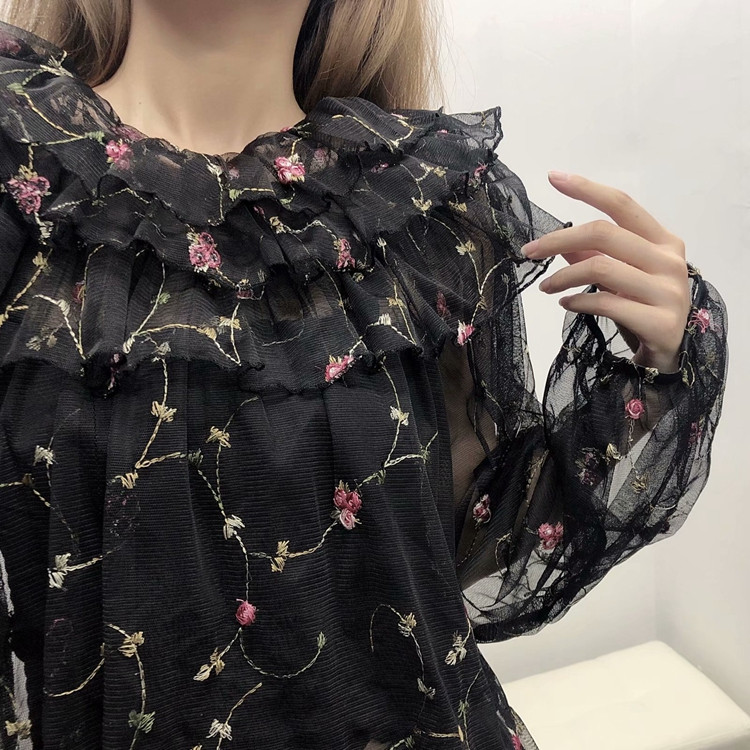 Fekete tüll blúz hímzéssel és hosszú ujjal