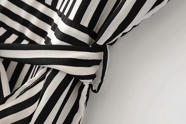 Rochie de dama in dungi cu bretele subtiri in alb-negru