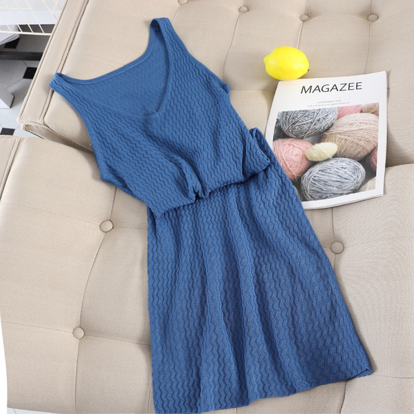 Set modern de dama care include un pulover si o rochie in mai multe culori