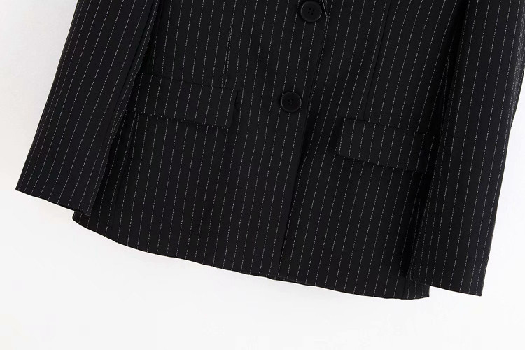 Elegáns csíkos kabát fekete zsebekkel