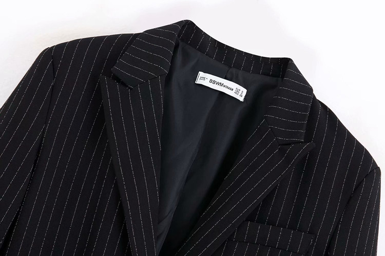 Elegáns csíkos kabát fekete zsebekkel