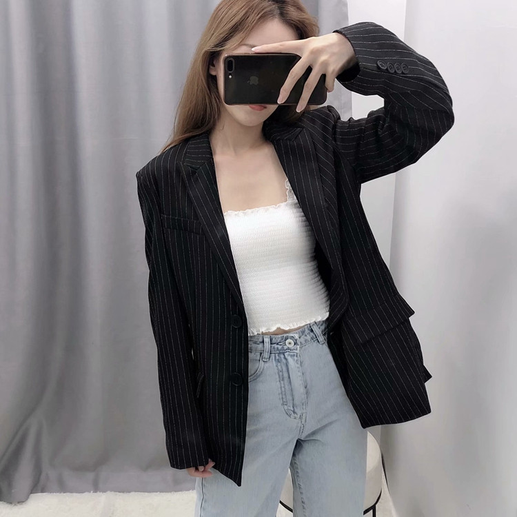 Elegáns csíkos kabát fekete zsebekkel