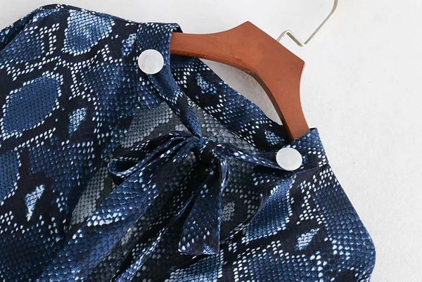 Bluza de dama cu model dreapta-lung