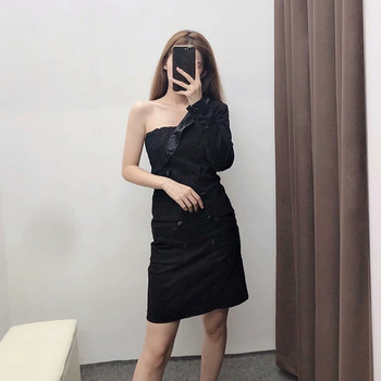 Rochie elegantă de damă în negru, cu umărul gol