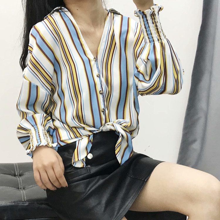 Cămașă în dungi cu legături în talie și mâneci lungi