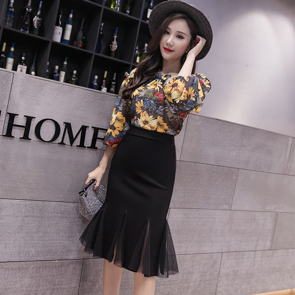 Model modern de fustă de damă croiată în culoarea neagră