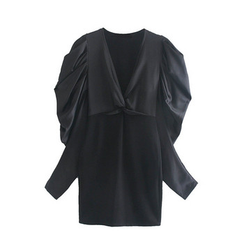 Elegáns fekete ruha mély V-nyakkal