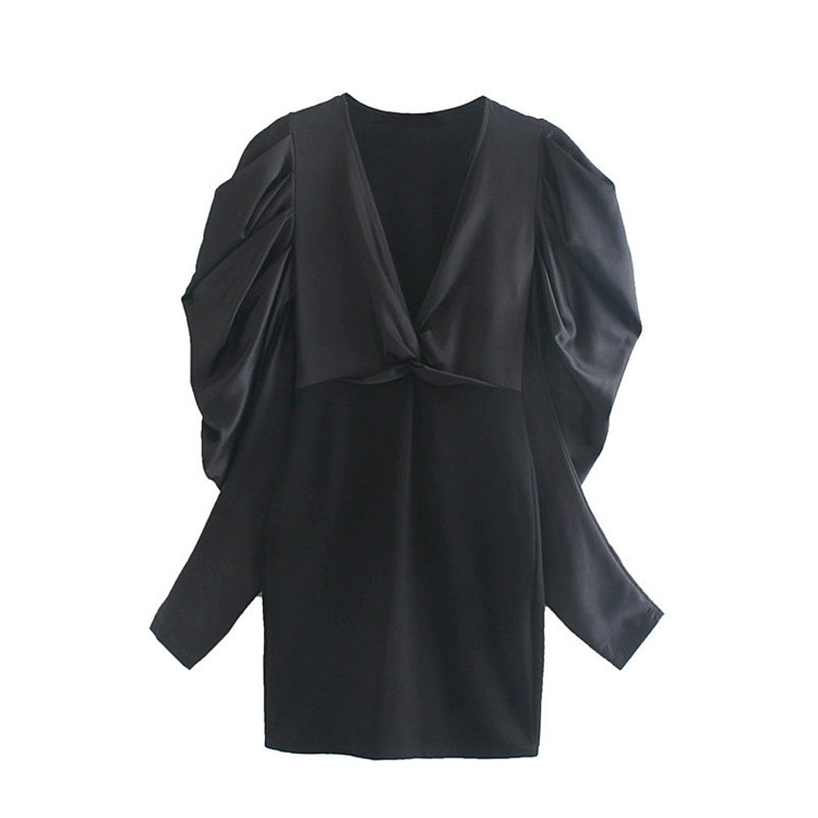 Elegáns fekete ruha mély V-nyakkal